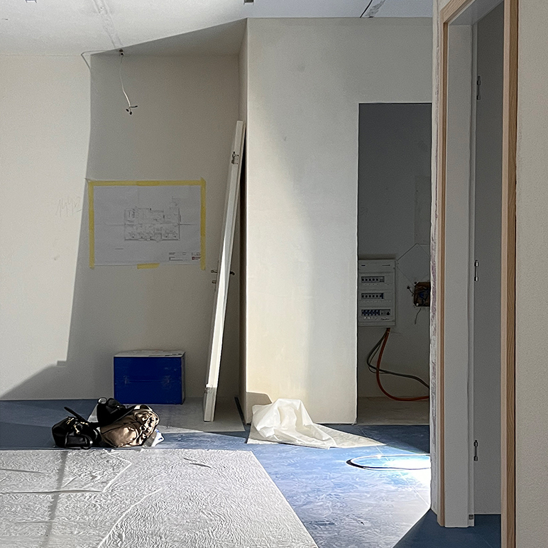 Vorher-Nachher-Transformation einer Zahnarztpraxis durch professionelles Interior Design und Farbdesign. Das neue Konzept sorgt für eine beruhigende und einladende Atmosphäre, die den Patientenkomfort und das ästhetische Erscheinungsbild der Praxis optimiert. Mit massgeschneiderten Farben und Möbeln wurde der Raum funktional und gleichzeitig visuell ansprechend gestaltet.