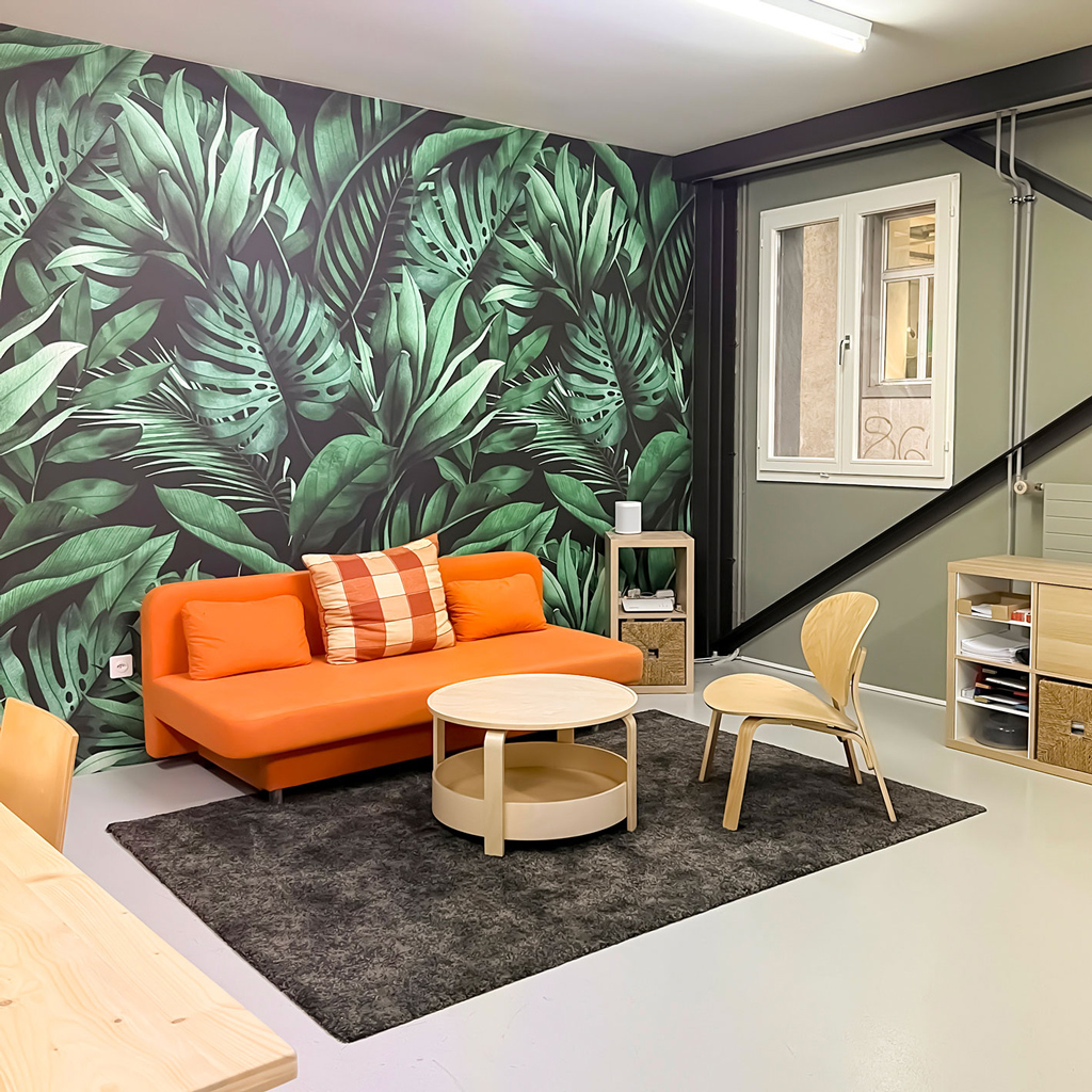 Ein modernes Büro-Design für ein Malergeschäft, das durch ausgewählte Tapeten und Farben im abgestimmten Farbkonzept besticht. Der Aufenthaltsraum wurde so gestaltet, dass er sowohl funktional als auch ästhetisch ansprechend ist. Die Tapeten und Farben fördern eine entspannte Atmosphäre und bieten den Mitarbeitern einen angenehmen Rückzugsort. Das Farbkonzept kombiniert beruhigende Töne mit kreativen Akzenten, die den Raum beleben, ohne ihn zu überladen. Der Raum eignet sich perfekt für kurze Pausen oder informelle Besprechungen, während er gleichzeitig das Design und die Philosophie des Malergeschäfts widerspiegelt.