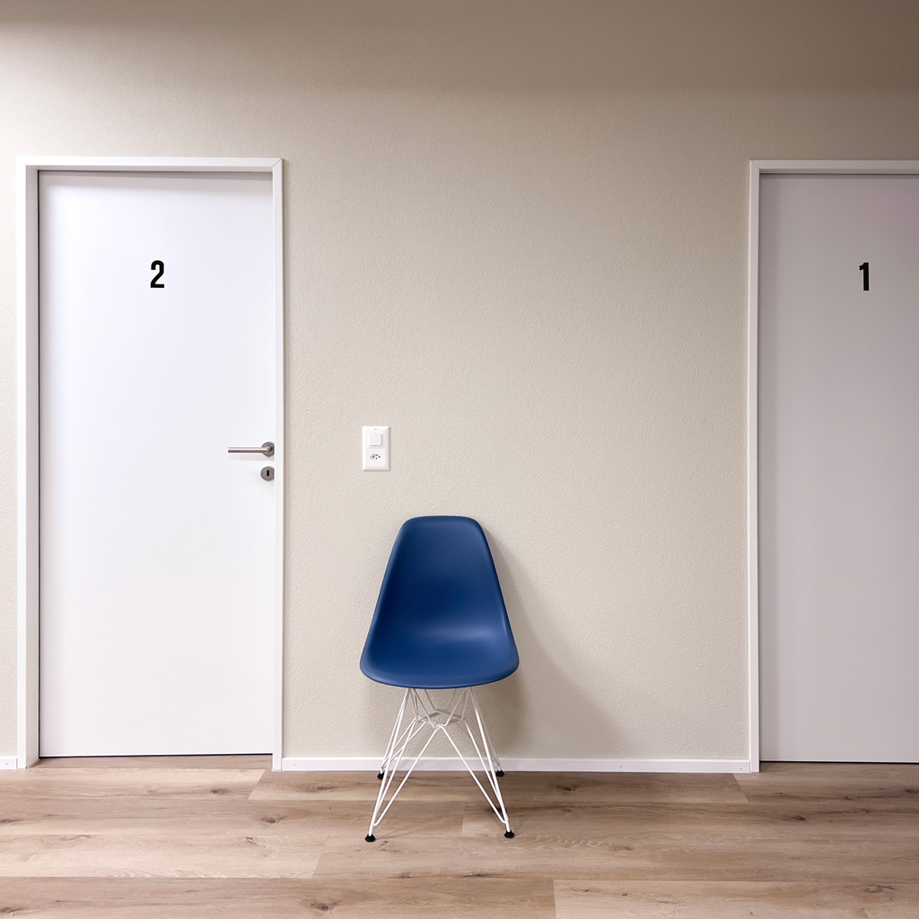 Ein modernes Farbdesign für den Eingangsbereich einer Zahnarztpraxis, das gezielte Akzente setzt, um einen einladenden und professionellen ersten Eindruck zu hinterlassen. Die Farbwahl kombiniert beruhigende Töne mit subtilen Akzentfarben, die den Raum aufwerten und gleichzeitig eine beruhigende Atmosphäre schaffen. Der Eingangsbereich wird durch die sorgfältig ausgewählten Farben und Dekoelemente visuell gestärkt, was den Patienten sofort ein Gefühl von Vertrauen und Wohlbefinden vermittelt, während sie die Praxis betreten.
