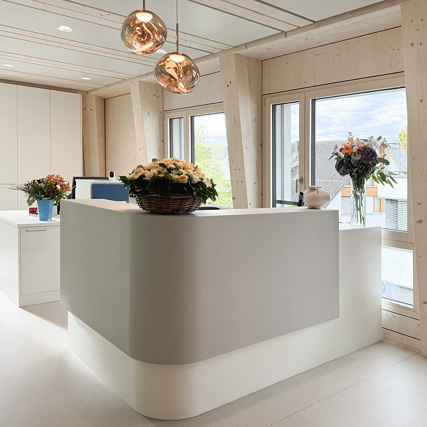 Vorher-Nachher-Neubau einer Zahnarztpraxis. Durch professionelles Interior Design und Farbdesign. Das neue Konzept sorgt für eine beruhigende und einladende Atmosphäre, die den Patientenkomfort und das ästhetische Erscheinungsbild der Praxis optimiert. Mit massgeschneiderten Farben und Möbeln wurde der Raum funktional und gleichzeitig visuell ansprechend gestaltet.