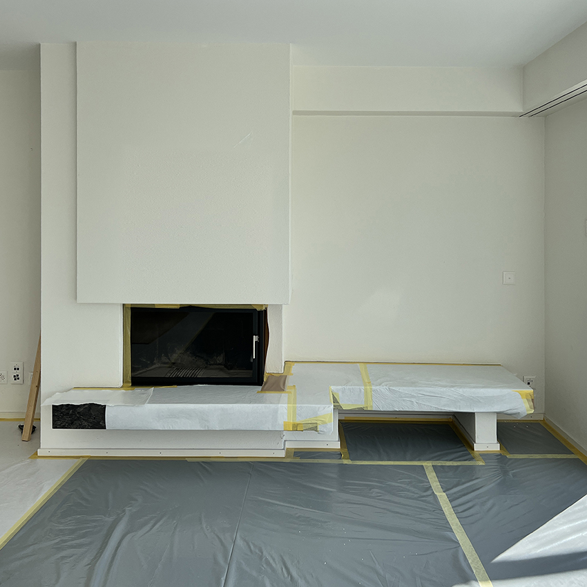 Kaminwand vorher und nachher mit neuem Farbkonzept, Terrakotta-Farbgestaltung und Interior Design von Lonati Design