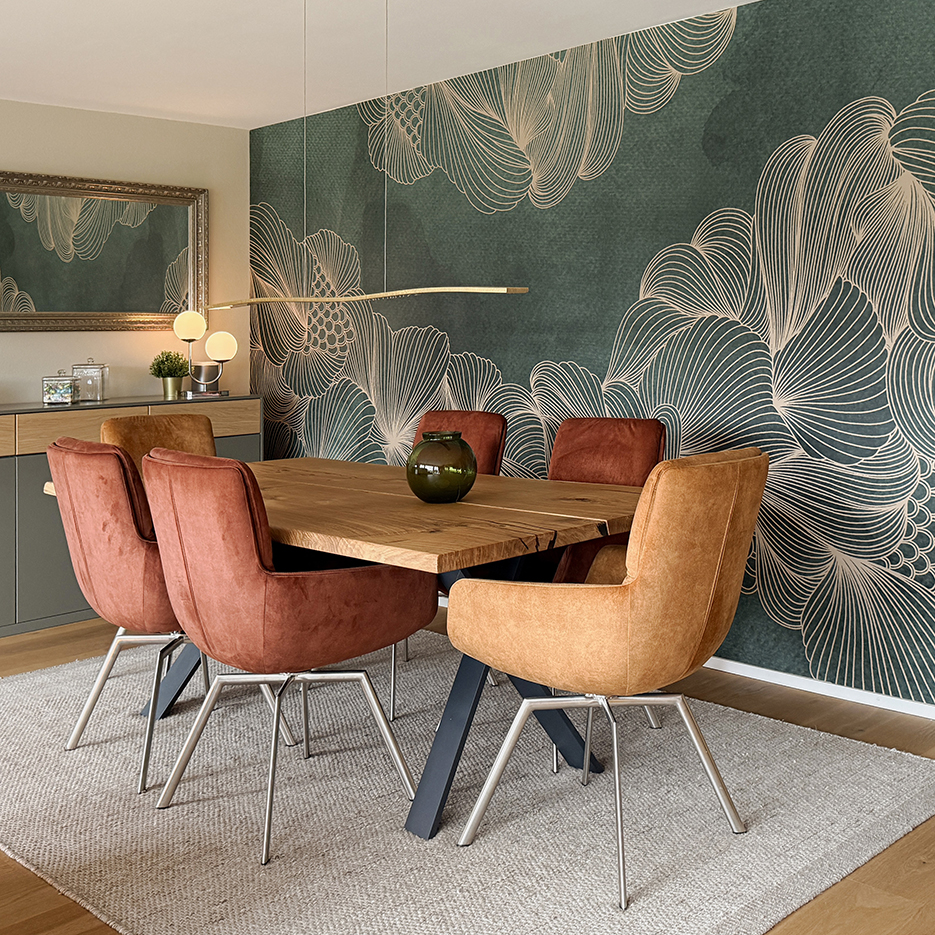 Elegantes Esszimmer mit individueller Wandgestaltung, hochwertiger Tapete mit organischem Muster und harmonischem Farbkonzept von Lonati Design.