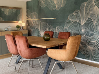 Elegantes Esszimmer mit individueller Wandgestaltung, hochwertiger Tapete mit organischem Muster und harmonischem Farbkonzept von Lonati Design.