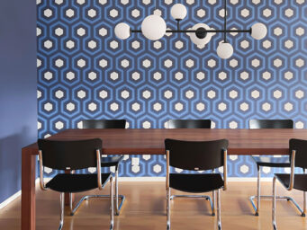 Ein gelungenes Interior Design lebt von Kontrasten. Durch das gezielte Zusammenspiel verschiedener Farben und Materialien entsteht eine faszinierende Dynamik, die Räume lebendig und ausdrucksstark wirken lässt.